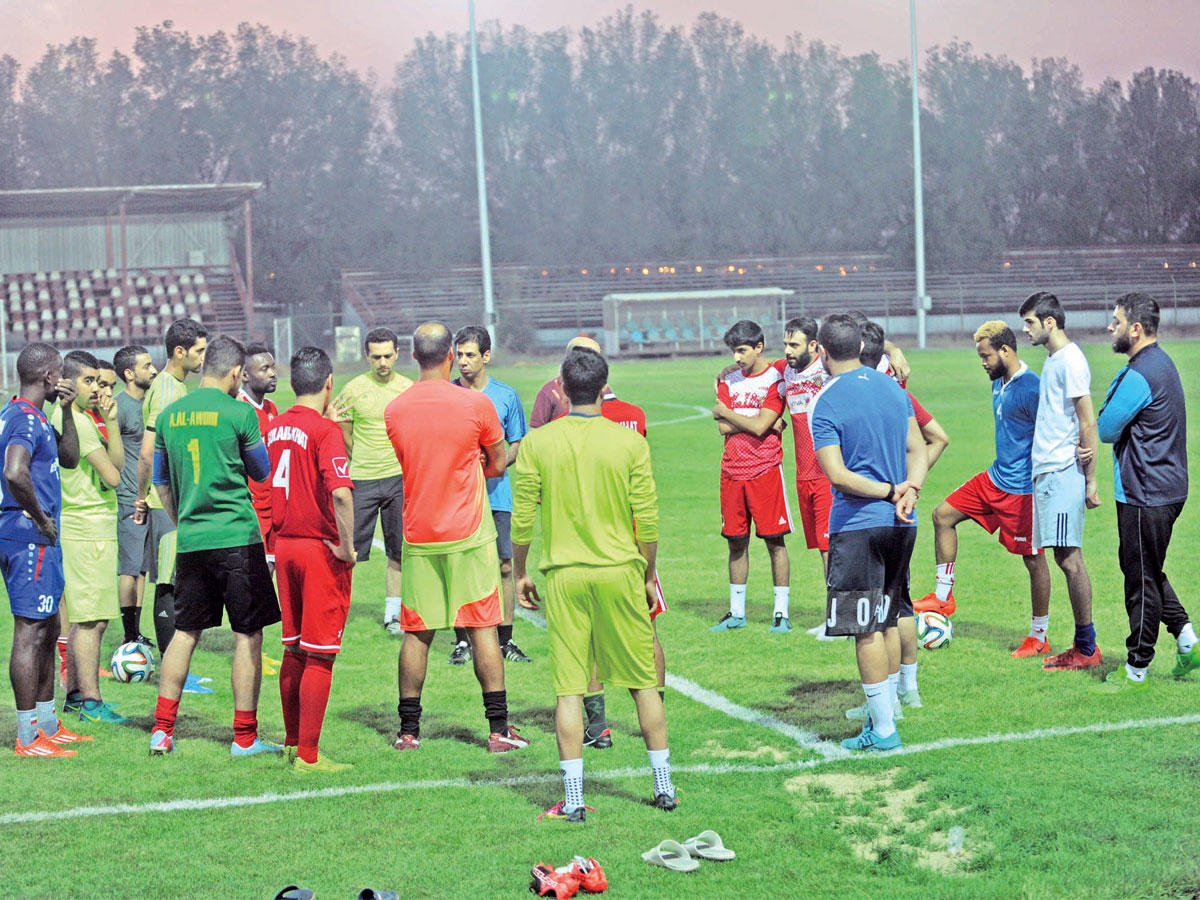 أحمد عبدالكريم مدرب الصليبيخات يوجه اللاعبين قبل التدريب