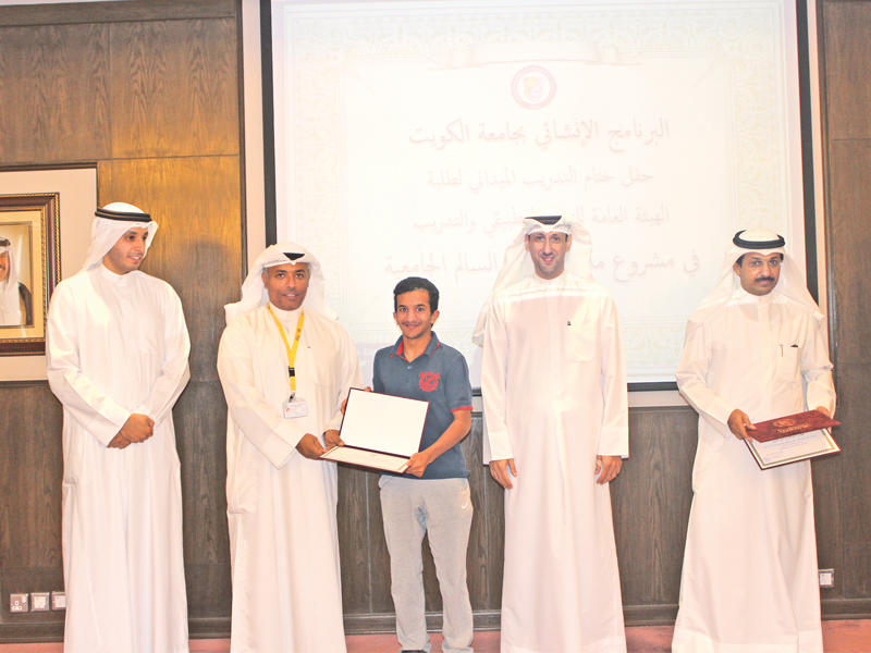 رزوقي خلال تكريمه لأحد طلبة التدريب الميداني