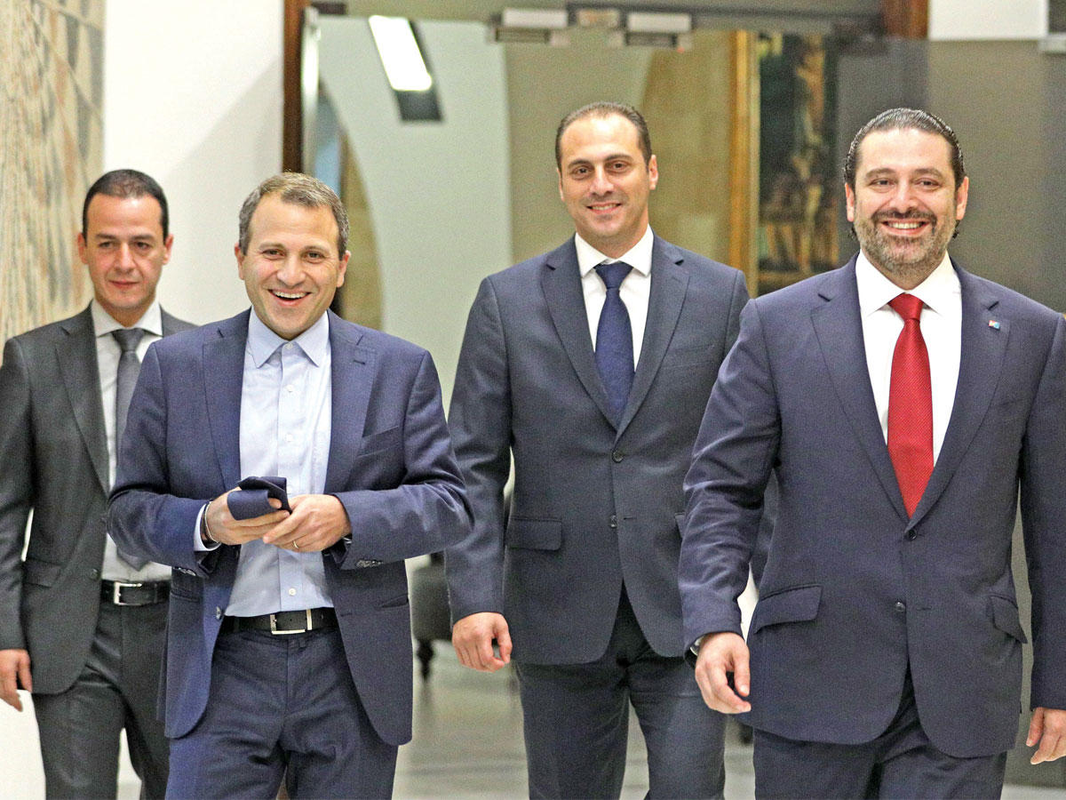 الحريري وباسيل قبل جلسة مجلس الوزراء في القصر الحكومي أمس (دالاتي ونهرا)