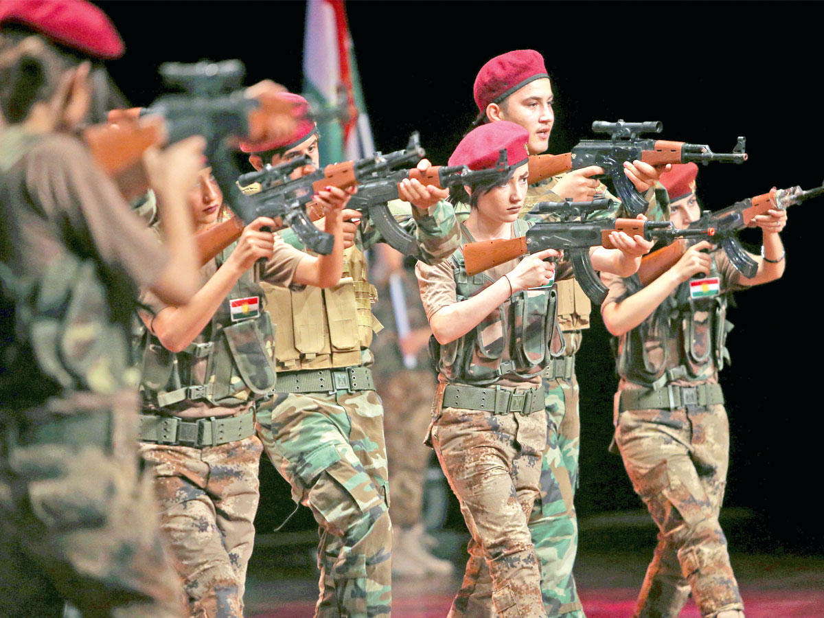 أيزيديون في دهوك ، خلال إحياء الذكرى الثالثة لقيام «داعش» باحتلال جبل سنجار الذي تسكنه غالبية أيزيدية (رويترز)