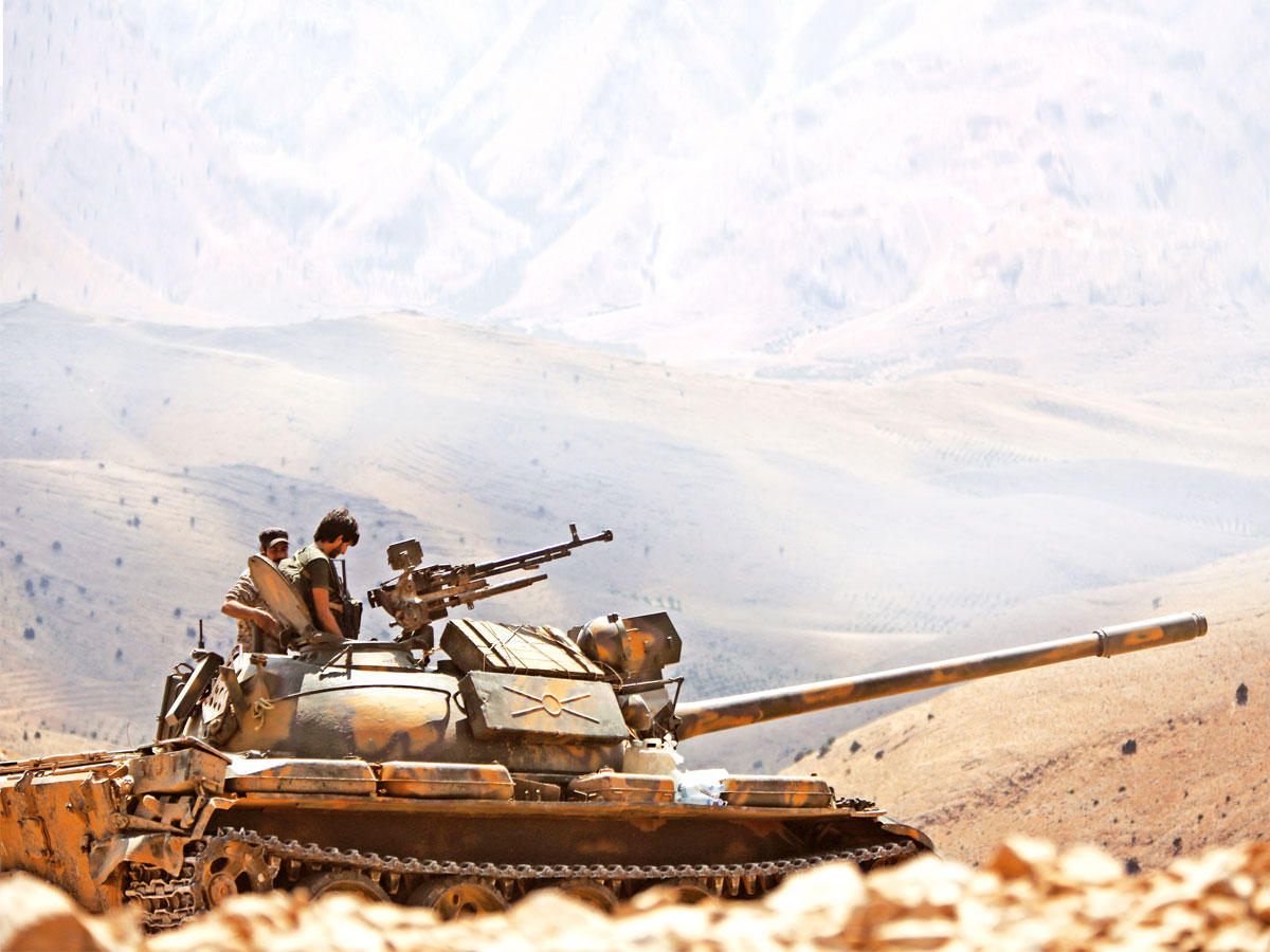 دبابة نظامية على جبهة قرية فليطة بمنطقة النبك في ريف دمشق أمس الأول (رويترز)