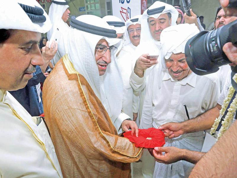 ممثل الأمير يتسلم حصيلة اللؤلؤ