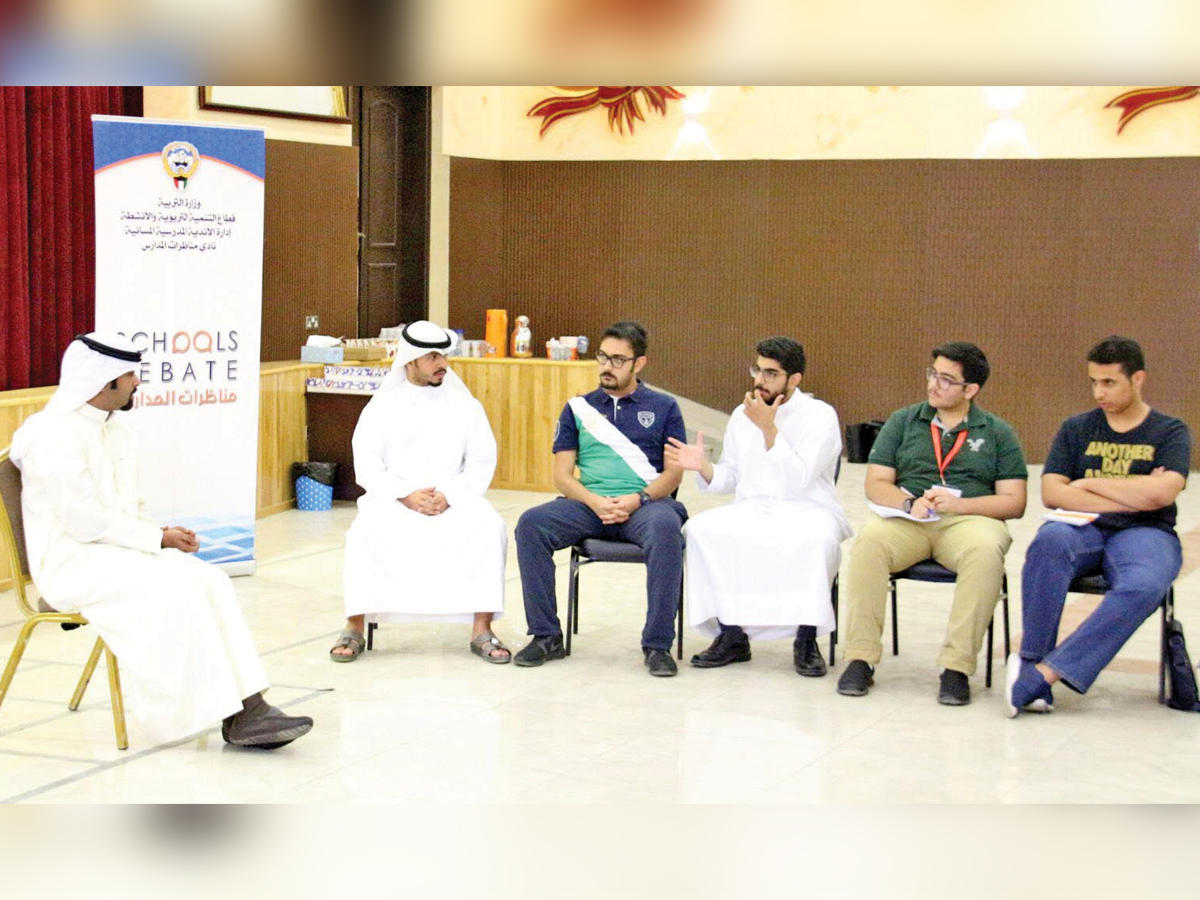 جانب من الطلبة المشاركين بنادي المناظراتn