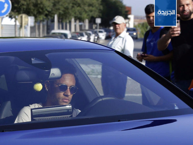 نيمار مغادراً للمرة الأخيرة من مركز تدريبات نادي برشلونة في وقت سابق