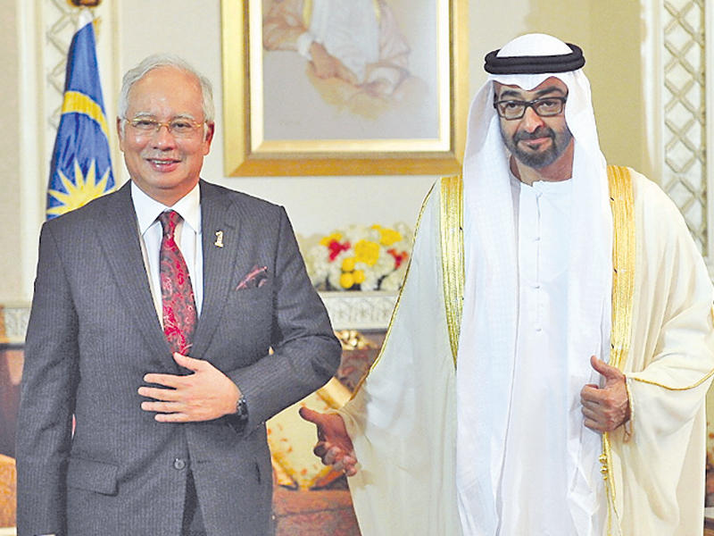 صورة أرشيفية لرئيس وزراء ماليزيا نجيب رزاق والشيخ محمد بن زايد خلال زيارة الأول لأبوظبي لتوقيع اتفاقيات تعاون استثماري