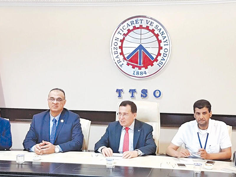 أوغلو والعدواني خلال الاجتماع العام لهيئة السياحة