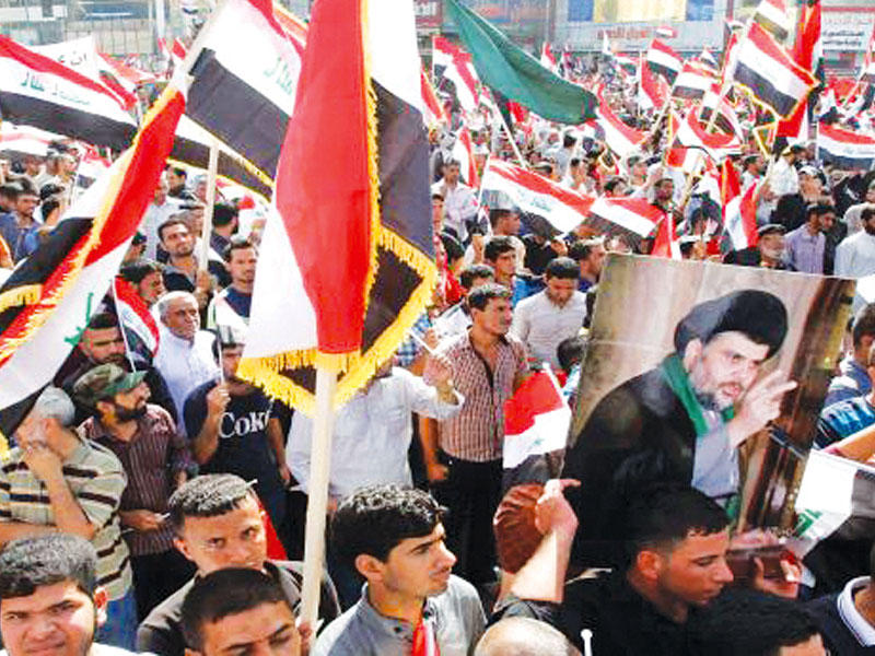 جانب من تظاهرات التيار الصدري في ساحة التحرير وسط بغداد امس