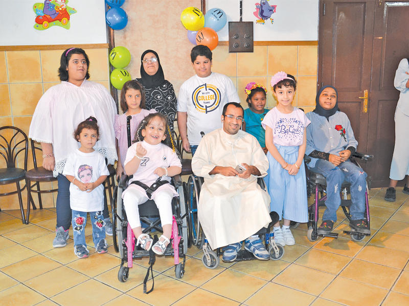 فريحان وعلي عبدالكريم والثويني يتوسطون عدداً من الأسر المشاركةn