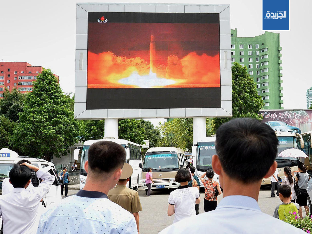 مواطنون كوريون شماليون يتابعون تجربة صاروخية في العاصمة بيونغ يانغ