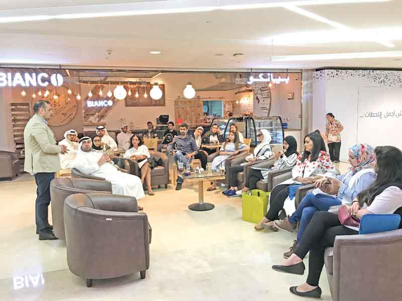 الطلبة خلال زيارتهم للمجمع