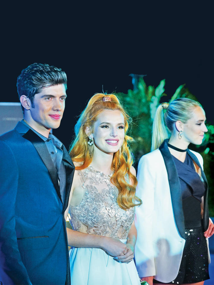 بيلا ثورن مع نجوم العمل 