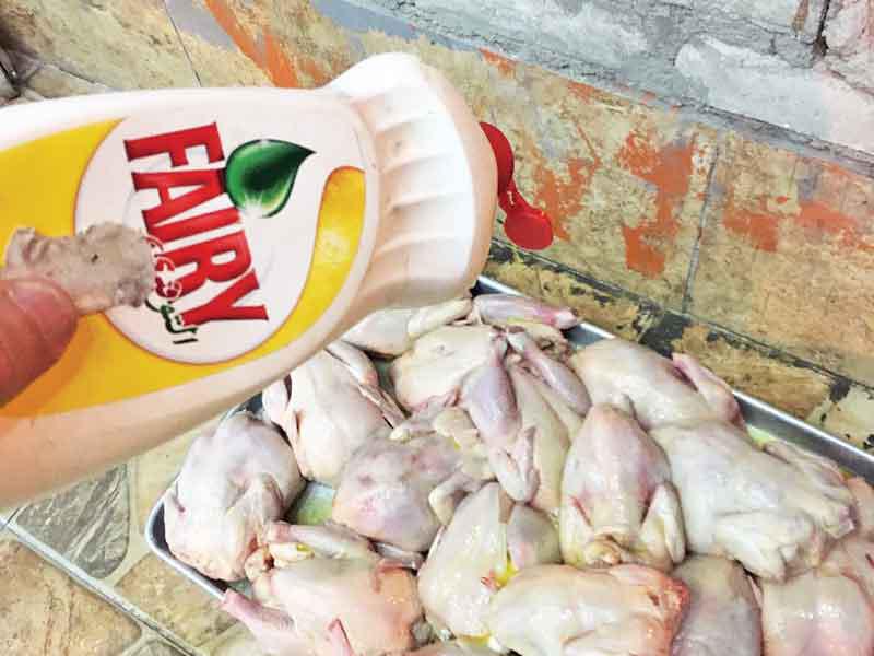 جانب من إتلاف الاغذية الفاسدة