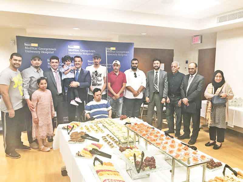 الحربي خلال زيارته مستشفى جامعة (جورج تاون )