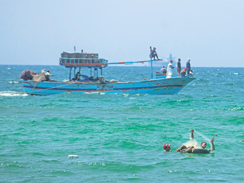 صيادون قبالة الساحل الشمالي بالبحر المتوسط أمس (إي بي أيه)