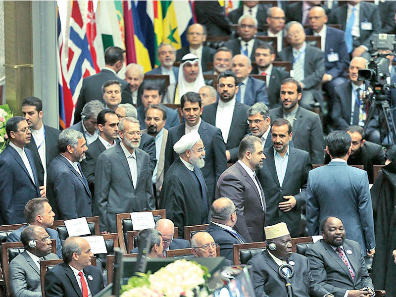 روحاني لدى وصوله إلى مقر البرلمان الإيراني في طهران أمس    (ارنا)