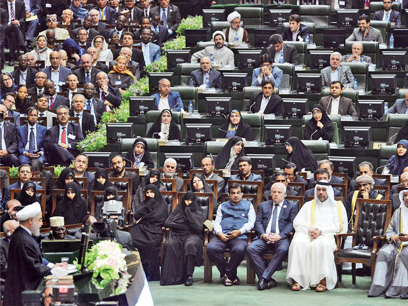 ممثل صاحب السمو يستمع إلى كلمة روحاني بعد أداء اليمين الدستورية أمس