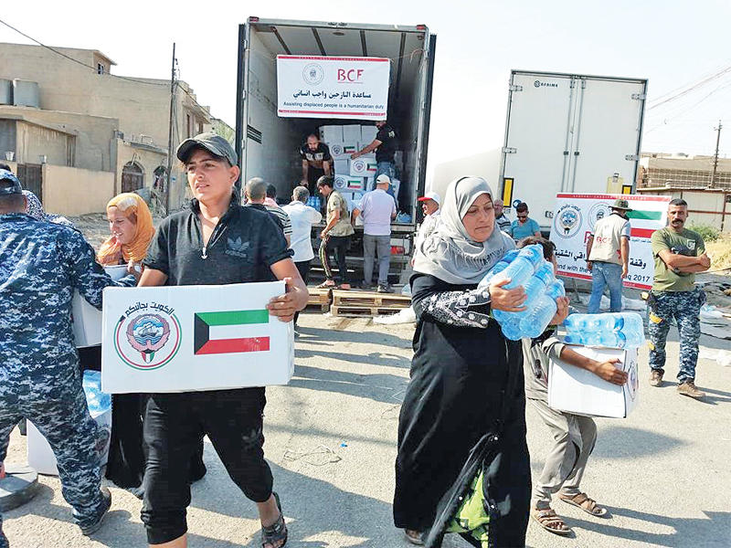توزيع المواد الغذائية على أهالي الموصل
