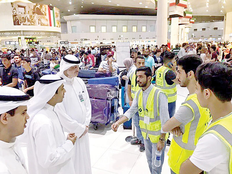 حضور شبابي في مطار الكويت لتنظيم وتسهيل سير العمل ومساعدة المسافرين