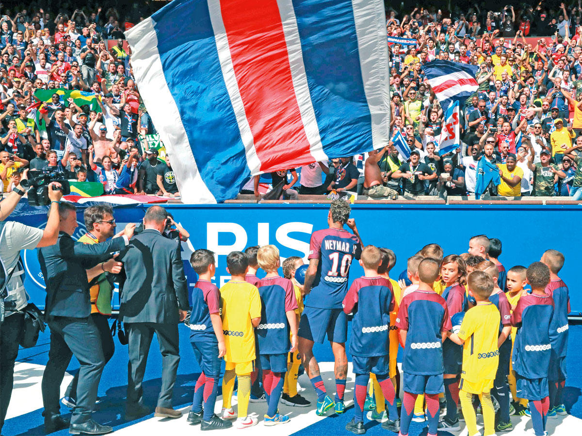 نيمار خلال تقديمه على ملعب حديقة الأمراء