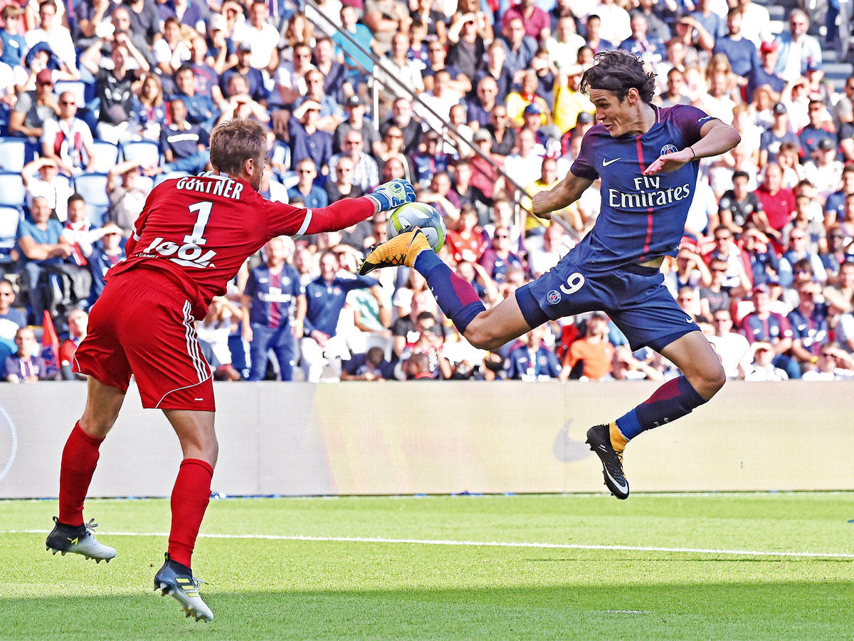 كافاني نجم سان جرمان في محاولة أمام مرمى أميان 