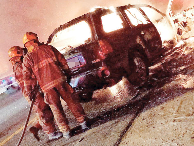 رجال الإطفاء يخمدون الحريق