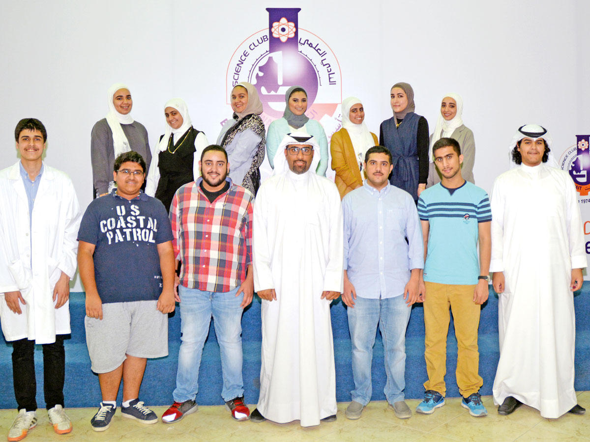 علي الجمعة يتوسط طلبة برنامج التدريب الصيفي