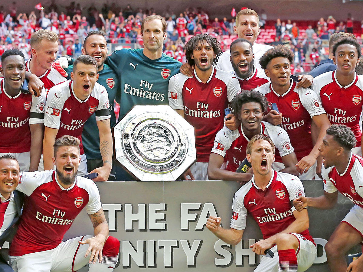 لاعبو أرسنال يحتفلون بعد الفوز
