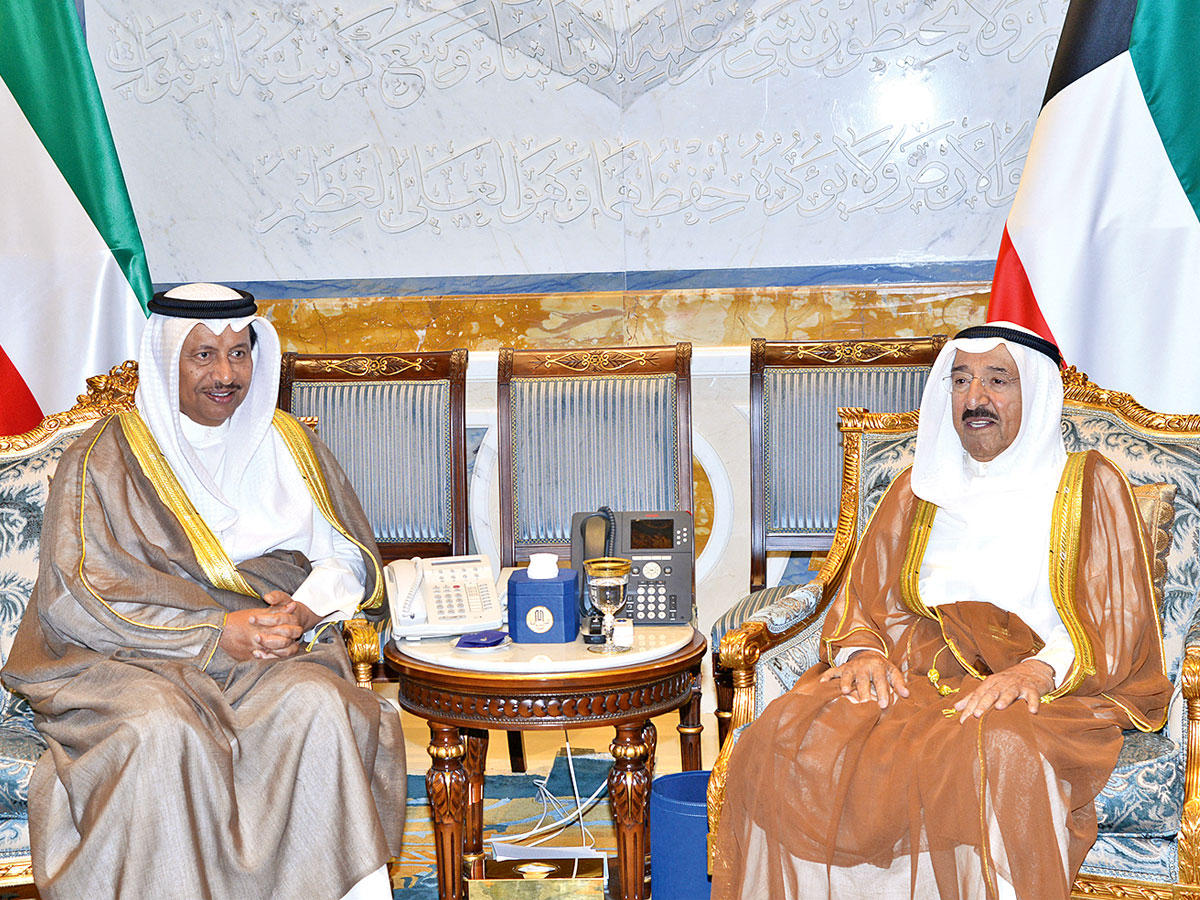 الأمير مستقبلاً رئيس الوزراء أمس
