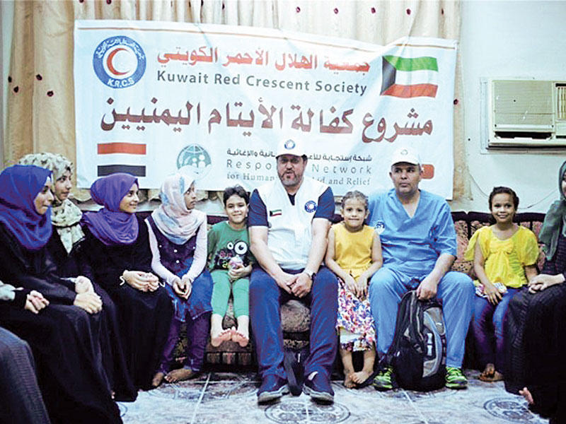 عبدالرحمن العون أثناء زيارته لأحد دور الأيتام في اليمن