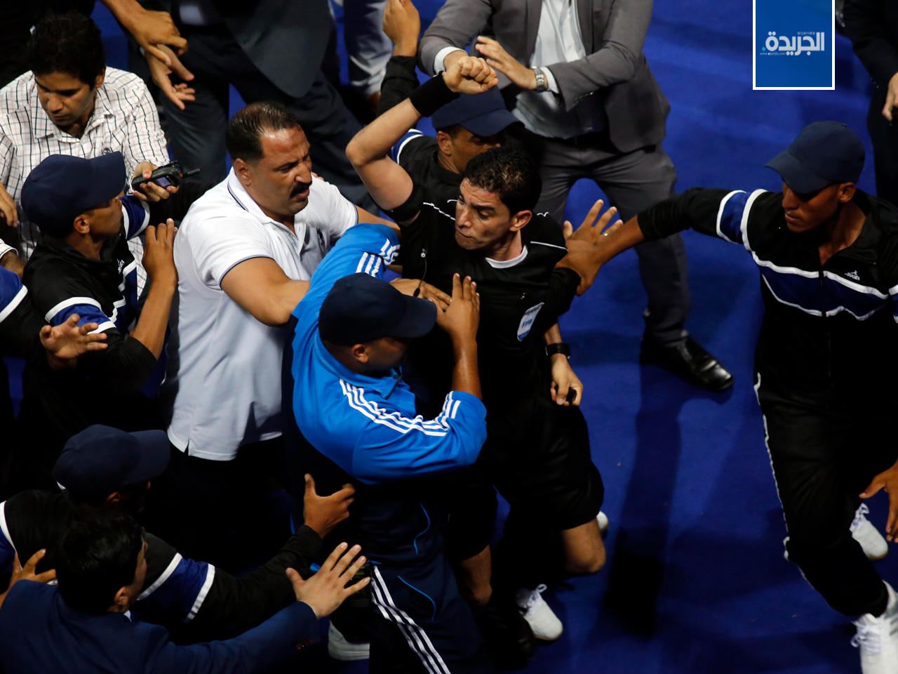 جانب من أحداث العنف في المباراة