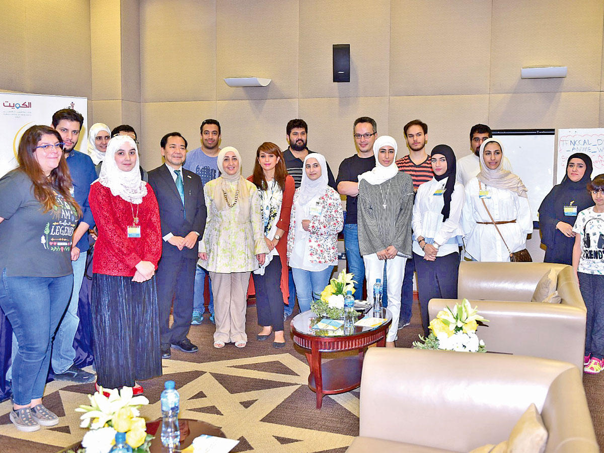 السفير الياباني في الكويت أشيكي والقعود مع المشاركين في صورة جماعية