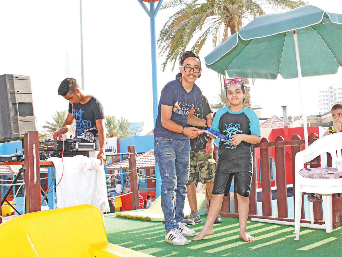 نمر النجار يقدم الهدايا للأطفال الفائزين في المسابقاتn