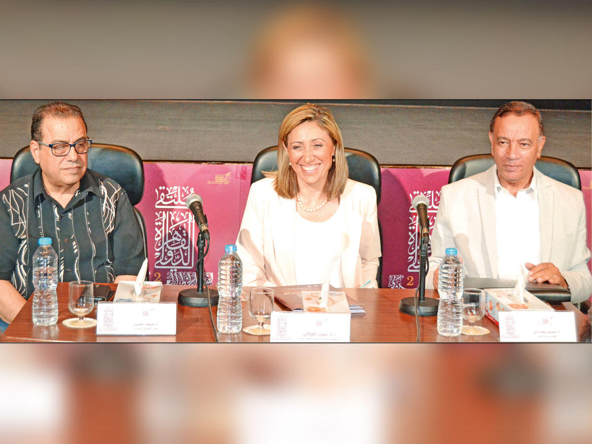 الكيلاني تتوسط بغدادي والبورسعيدي أثناء المؤتمر