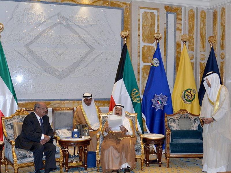 الأمير مستقبلاً وزير الشؤون الخارجية الجزائري أمس