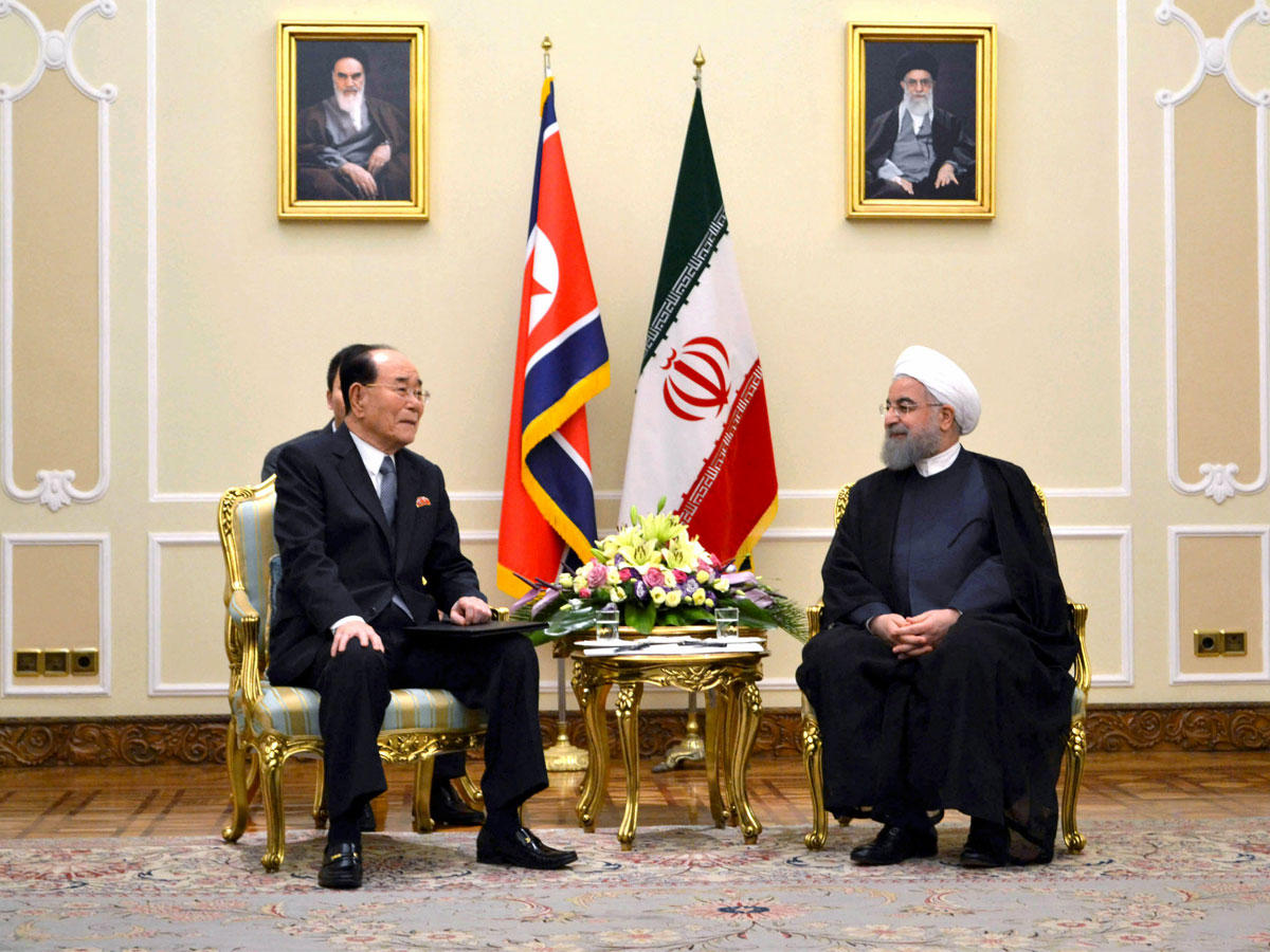 كيم يونغ نام رئيس هيئة رئاسة جمهورية كوريا الشمالية خلال اجتماع مع حسن روحاني رئيس جمهورية إيران