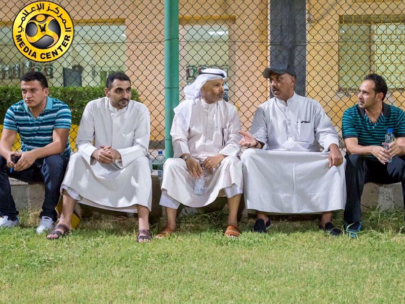 بوحمد متابعاً التدريبات أمس الأول مع الجهاز الإداري