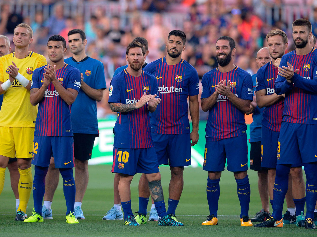 لاعبو برشلونة يحيون لاعبي شابيكوينسي قبل بداية المباراة