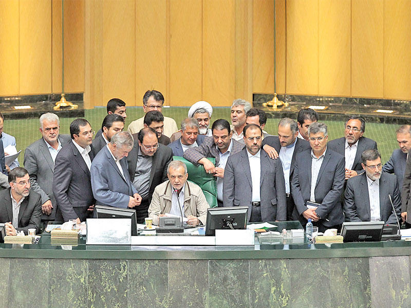 نائب رئيس البرلمان حسين علي أميري في جلسة علنية للمجلس في طهران  اليوم ( إرنا)