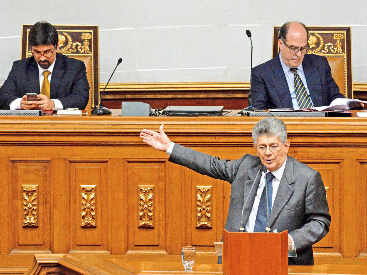 نائب زعيم المعارضة الفنزويلية هنري راموس يلقي خطاباً في جلسة للجمعية التأسيسية بكراكاس أمس (أ ف ب)