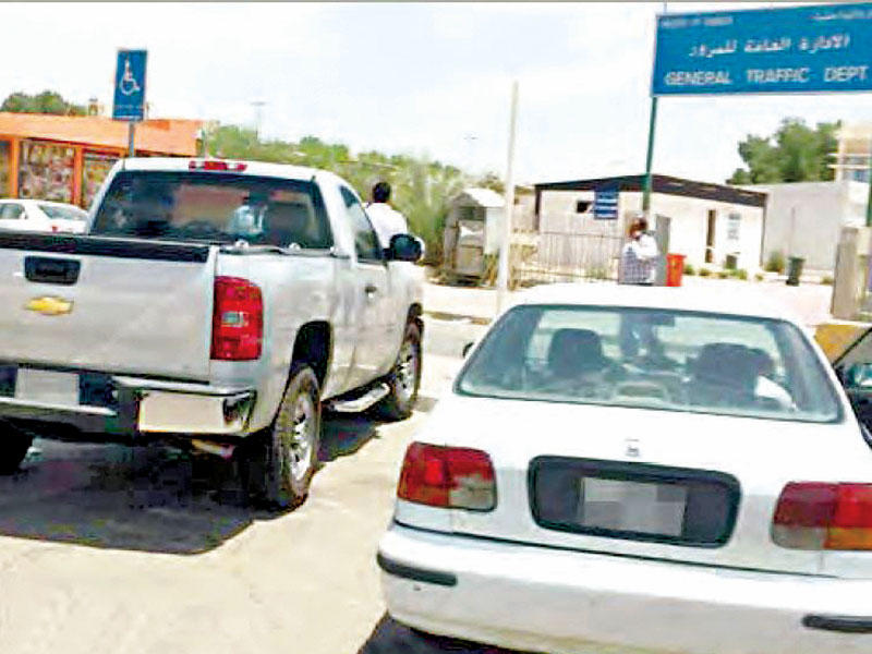 الوقوف في أماكن المعاقين أمام مبنى «الإدارة»