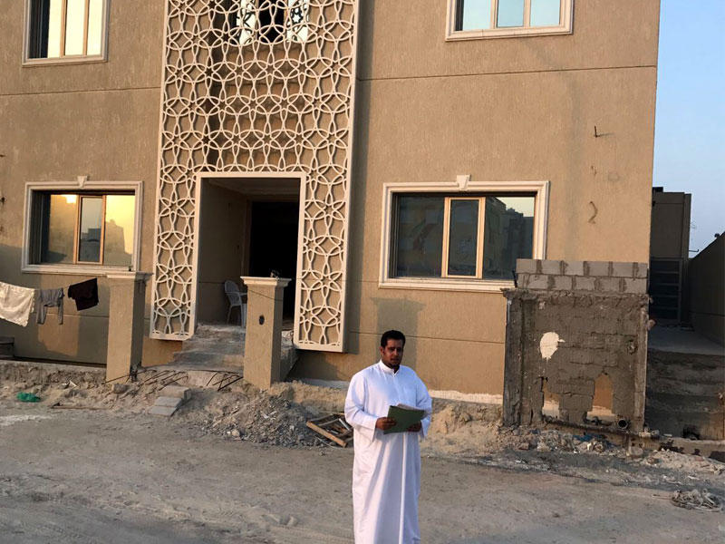 أحد موظفي البلدية يعاين التجاوزات