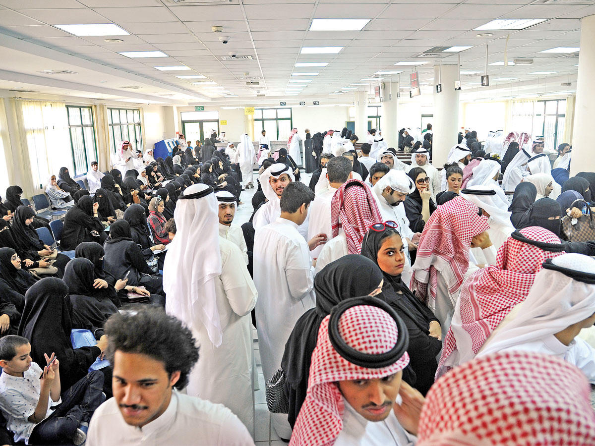 صورة ارشيفية لازدحام مرفوضي القبول في «التطبيقي»   (تصوير عوض التعمري)