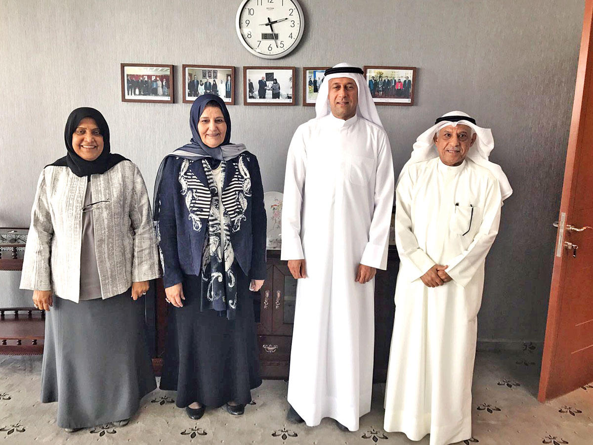 من اليمين الرفاعي والبحر والخرافي والعوضي