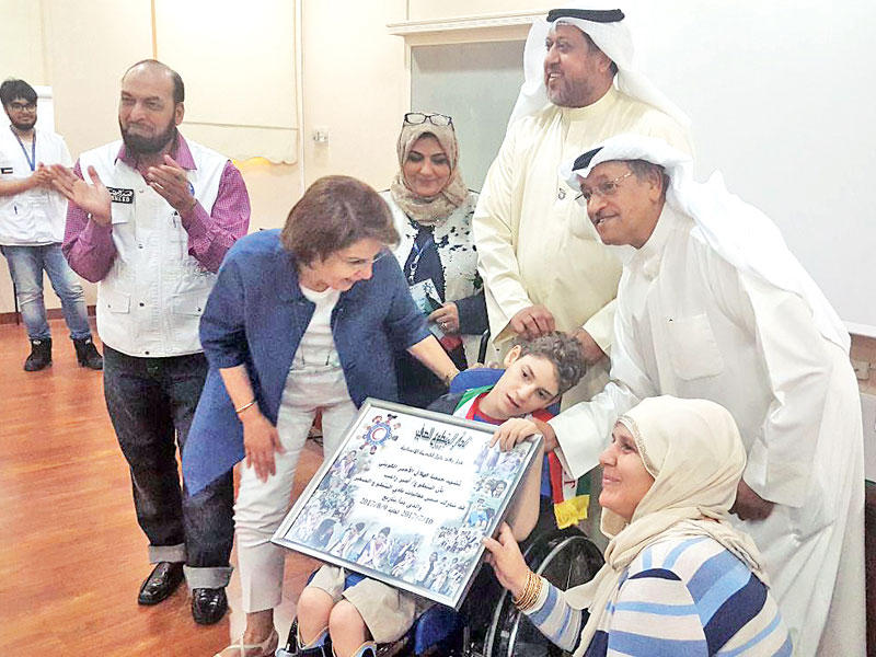 الحساوي والبرجس يكرمان المتطوع أمير راغب