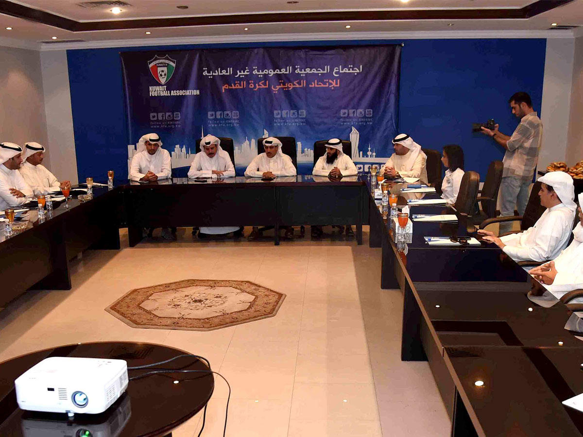 بدران متوسطاً خليل والفضلي والشيباني خلال الاجتماعn