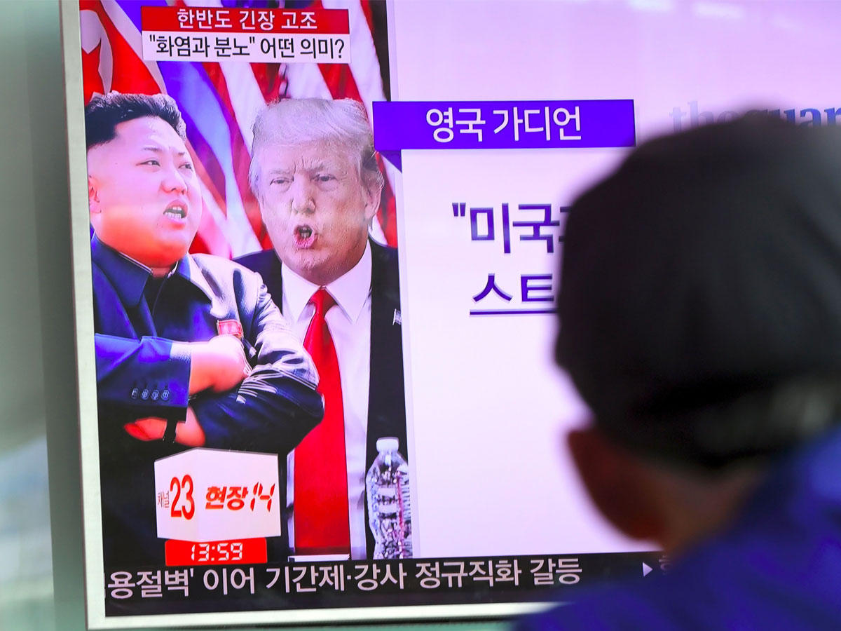 برنامجا تلفزيونيا يظهر الرئيس الأمريكي دونالد ترامب وزعيم كوريا الشمالية كيم جونغ