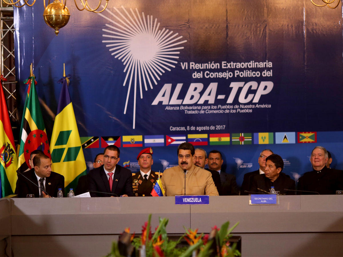 الرئيس الفنزويلي نيكولاس مادورو  بجانب وزير الخارجية خورخي أريزا وأمينة ألبا بوليفي ديفيد تشوكيهوانكا وزراء خارجية التحالف الحكومي البوليفاري لشعوب أمريكانا في البيت الأصفر في كراكاس