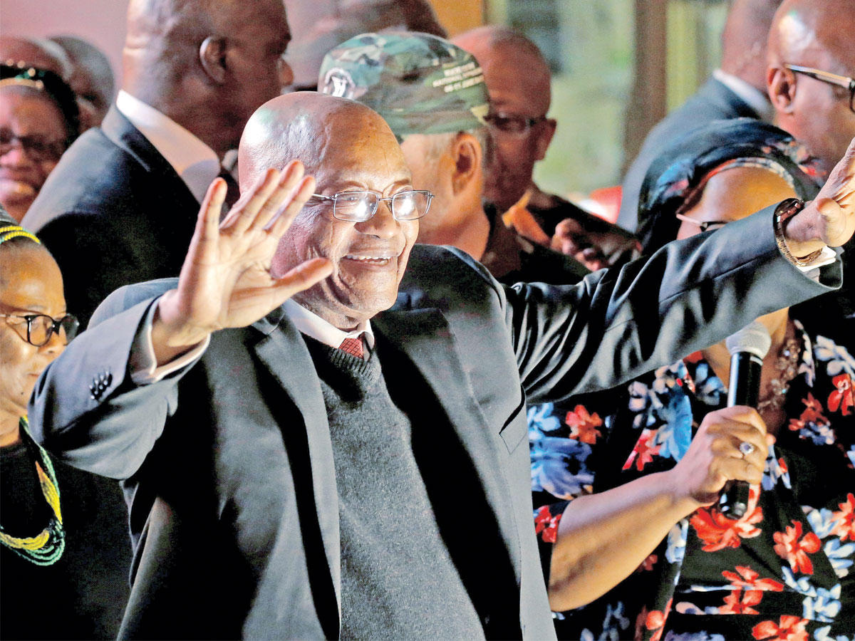 زوما محتفلاً مع أنصاره في كيب تاون أمس الأول               (رويترز)