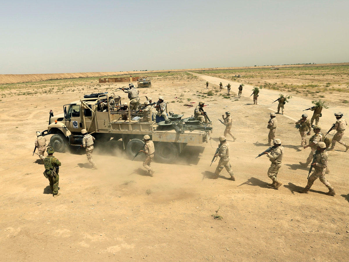 اللواء الثالث والخمسون التابع للجيش العراقي يشارك في عملية تدريب على الذخائر الحية مع مدربين من قوات التحالف في قاعدة التاجي العسكرية شمال بغداد