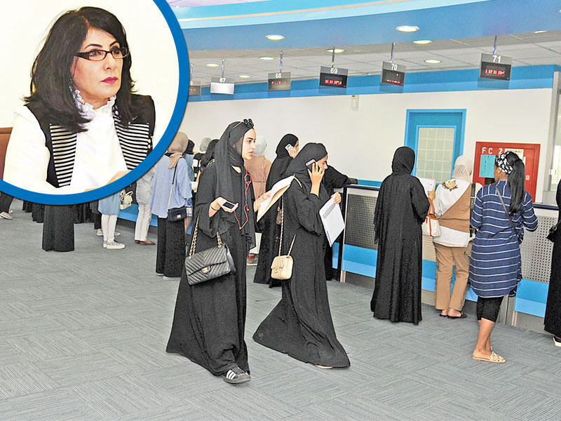 صورة أرشيفية لاستقبال الطلبة في صالة القبول والتسجيل في الجامعة و في الاطار مديرة القبول بعمادة القبول والتسجيل بالجامعة هند السالم 